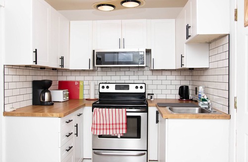 Winnipeg House | 🌎Modern 3 bedroom home w/street park’n close to ✈️