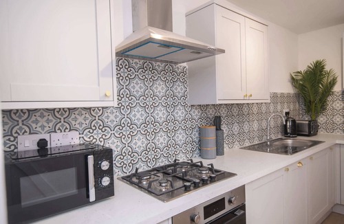 Rugby House | Modern 3 Bedroom Home in Central Rugby w Parking