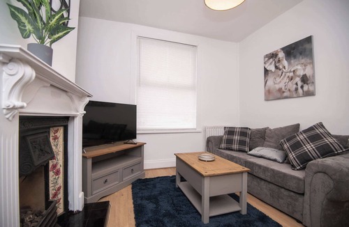 Rugby House | Modern 3 Bedroom Home in Central Rugby w Parking