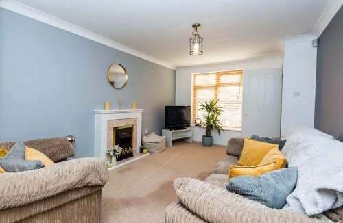 Swindon House | Modern 3 Bedroom Home in Swindon with Parking