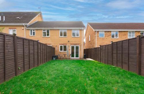 Swindon House | Modern 3 Bedroom Home in Swindon with Parking