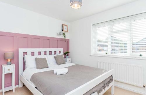Swindon House | Modern 3 Bedroom Home in Swindon with Parking