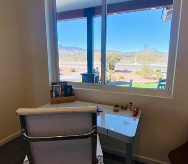 Cottonwood House | Modern 3 Bedroom Home