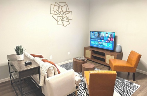 Southeastern Sacramento House | Modern 3-bedroom house : walking distance to UC Davis Hospital.