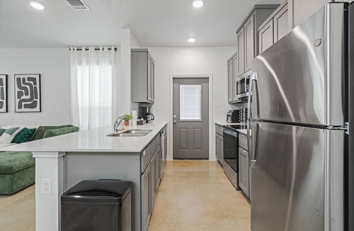 Temple House | Modern 3-Bedroom Near Hospital & Power Plant, Workspaces & Pet-Friendly Yard