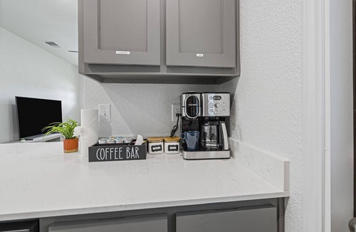 Temple House | Modern 3-Bedroom Near Hospital & Power Plant, Workspaces & Pet-Friendly Yard