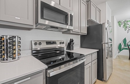 Temple House | Modern 3-Bedroom Near Hospital & Power Plant, Workspaces & Pet-Friendly Yard