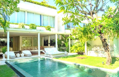 Batubelig Villa | Modern 3 Bedroom Private Pool Villa at The Sea #Z9