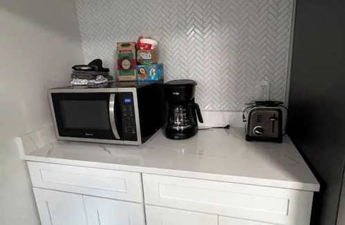 Nauck House | Modern 3 bedroom space perfect location!