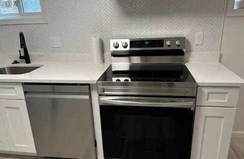 Nauck House | Modern 3 bedroom space perfect location!