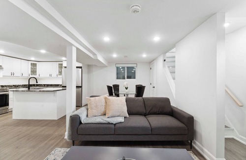 Bells Corners House | Modern 3 Bedroom Suite