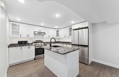 Bells Corners House | Modern 3 Bedroom Suite