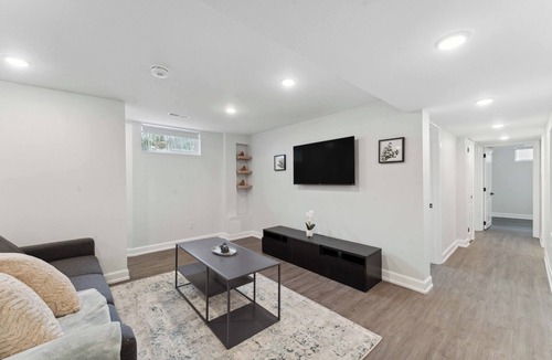 Bells Corners House | Modern 3 Bedroom Suite