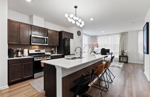 Lombard House | Modern 3-Bedroom Townhouse in the Heart of Lombard – Steps from Yorktown Center