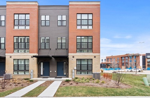 Lombard House | Modern 3-Bedroom Townhouse in the Heart of Lombard – Steps from Yorktown Center