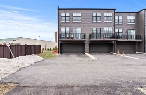 Lombard House | Modern 3-Bedroom Townhouse in the Heart of Lombard – Steps from Yorktown Center
