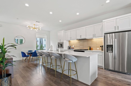 Bryan Place House | Modern 3-bedroom townhome in Dallas with Private Rooftop, Private Garage, Grill