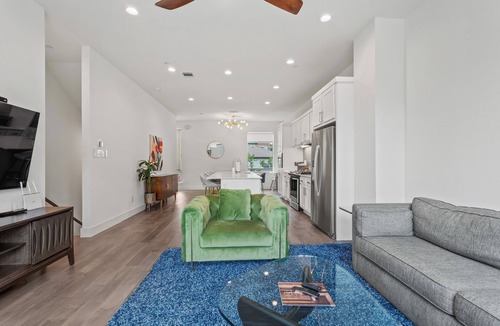 Bryan Place House | Modern 3-bedroom townhome in Dallas with Private Rooftop, Private Garage, Grill