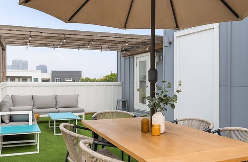 Bryan Place House | Modern 3-bedroom townhome in Dallas with Private Rooftop, Private Garage, Grill