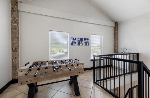 Cloverleaf House | Modern 3 Bedroom with 85 Inch TV