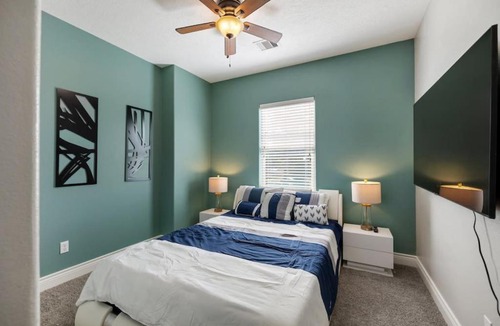 Cloverleaf House | Modern 3 Bedroom with 85 Inch TV