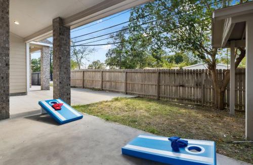 Cloverleaf House | Modern 3 Bedroom with 85 Inch TV