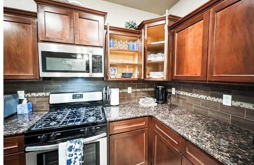 Biggs Field Hotel | Modern 3 bedroom with hot/cool tub!