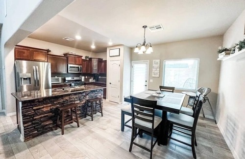 Biggs Field Hotel | Modern 3 bedroom with hot/cool tub!