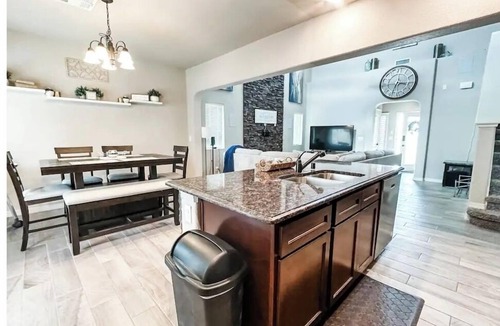 Biggs Field Hotel | Modern 3 bedroom with hot/cool tub!