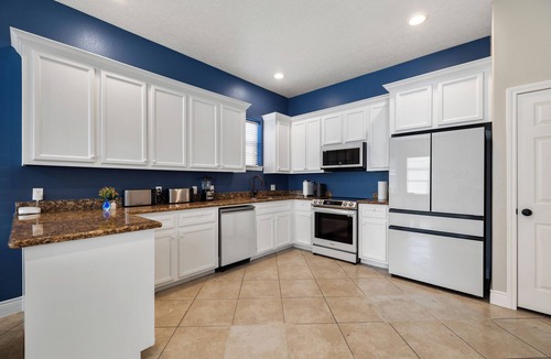 Cloverleaf House | Modern 3 Bedroom with Tons of Games, Pool Table, Ping Pong, 85" TV, BBQ, & More