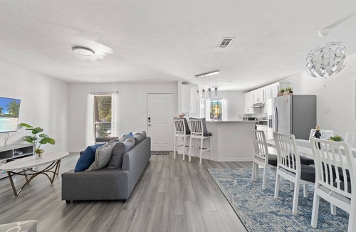Dallas House | Modern 3 Bedrooms Home Just 5 minutes to Deep Ellum