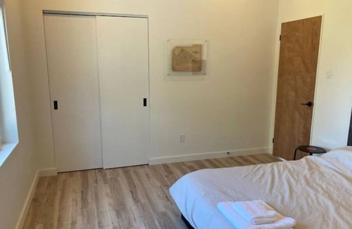 Dunnville House | Modern 3 Bedrooms Lakefront Retreat With hot Tub!