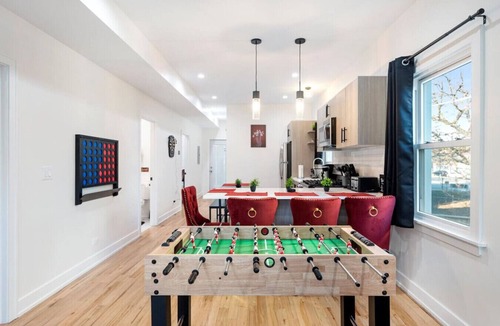 Pilsen Apartment | Modern 3 BR Apt - 5 Mins to Downtown Sleeps 10