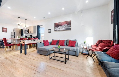 Pilsen Apartment | Modern 3 BR Apt - 5 Mins to Downtown Sleeps 10