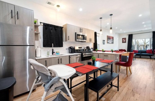 Pilsen Apartment | Modern 3 BR Apt - 5 Mins to Downtown Sleeps 10