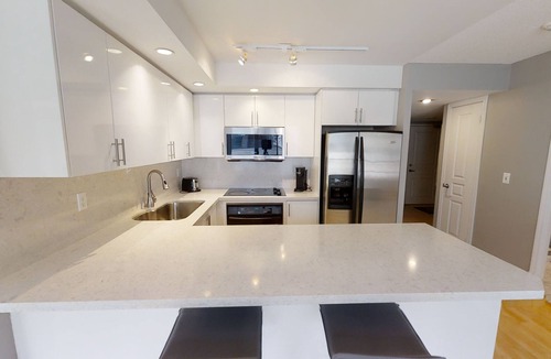Downtown Toronto Apartment | Modern 3-BR Condo DT Toronto