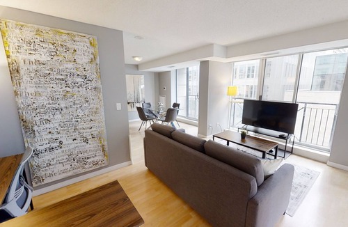 Downtown Toronto Apartment | Modern 3-BR Condo DT Toronto