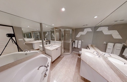 Downtown Toronto Apartment | Modern 3-BR Condo DT Toronto