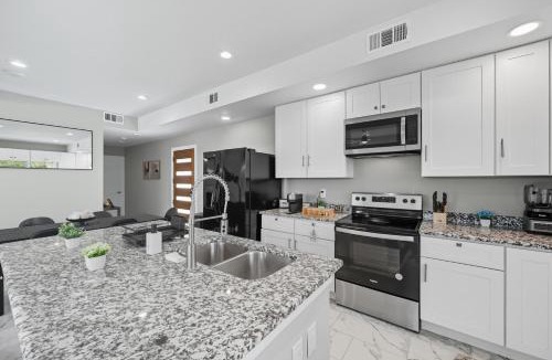 West Dallas House | Modern 3 BR Retreat on River With DT Skyline View