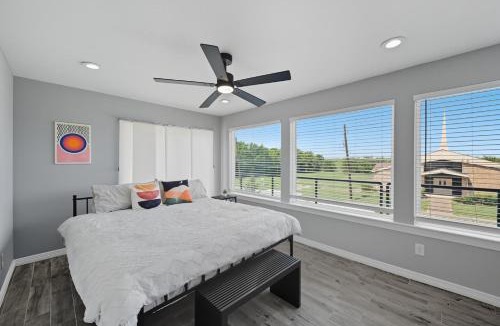 West Dallas House | Modern 3 BR Retreat on River With DT Skyline View