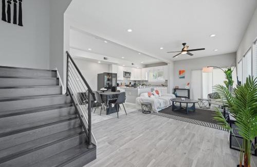 West Dallas House | Modern 3 BR Retreat on River With DT Skyline View