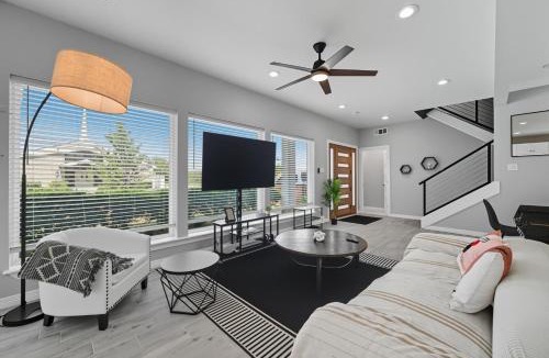 West Dallas House | Modern 3 BR Retreat on River With DT Skyline View