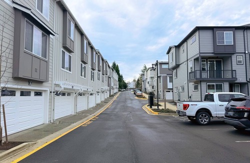 Picnic Point-North Lynnwood House | Modern 3‑BR Townhome with EV Charger & Attached Garage