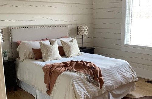 Meaford Ski Chalet | Modern, 3 level log cabin close to ski hills