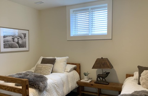 Meaford Ski Chalet | Modern, 3 level log cabin close to ski hills
