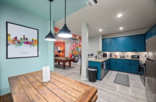 East Downtown Houston Villa | Modern 3-Story EaDo Townhome with Pool Table Sleeps 10