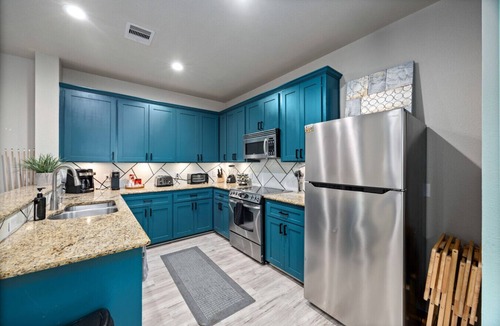 East Downtown Houston Villa | Modern 3-Story EaDo Townhome with Pool Table Sleeps 10