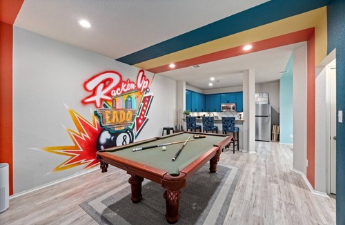 East Downtown Houston Villa | Modern 3-Story EaDo Townhome with Pool Table Sleeps 10
