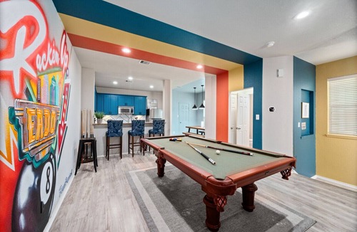 East Downtown Houston Villa | Modern 3-Story EaDo Townhome with Pool Table Sleeps 10