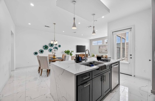 Houston House | Modern 3-Story Home | Terrace + Office | Galleria